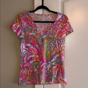 Lilly Pulitzer Printed V Neck T Shirt: medium